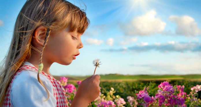 criança e flor Goste-se MAIS. O resto é o de menos.