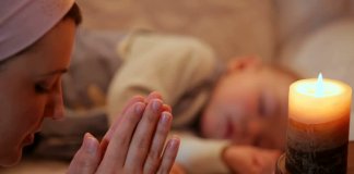 A oração de uma mãe arrebenta as portas do céu A oração de uma mãe arrebenta as portas do céu