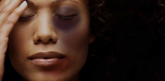 Disk Denúncia “Ontem ele me beijou e me deixou marcas, mas não eram de batom.” Disk Denúncia “Ontem ele me beijou e me deixou marcas, mas não eram de batom.”