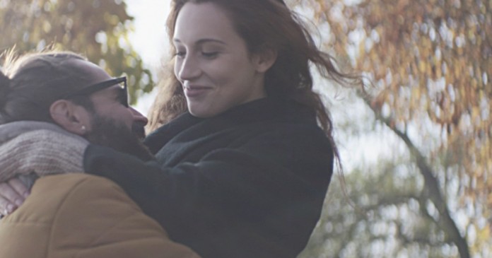 Quando o frio apertar, abrace apertado quem está ao seu lado.