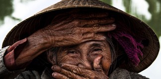 Série fotográfica mostra os sorrisos escondidos no rosto das pessoas