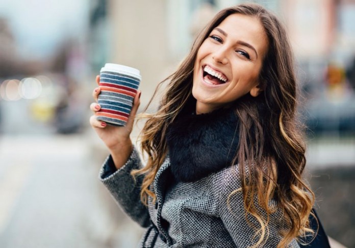 mulher-sorrindo-com-copo-de-cafe Benditos aqueles que fazem uma mulher sorrir.