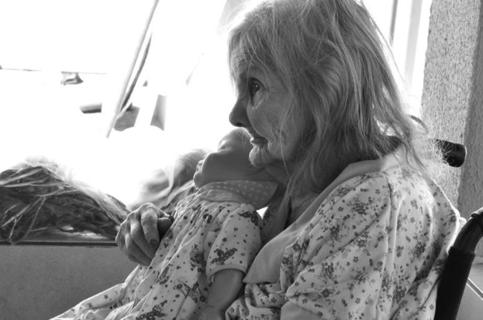Fotógrafa traduz o amor pela bisavó com Alzheimer através de imagens…e palavras.