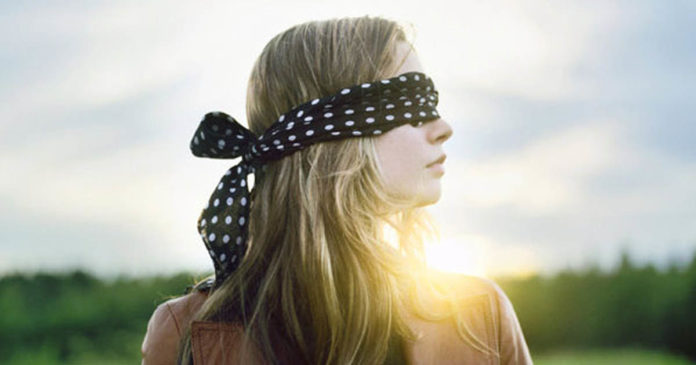 PESSOA VENDADA Por favor, não confunda espírito crítico com espírito de porco.