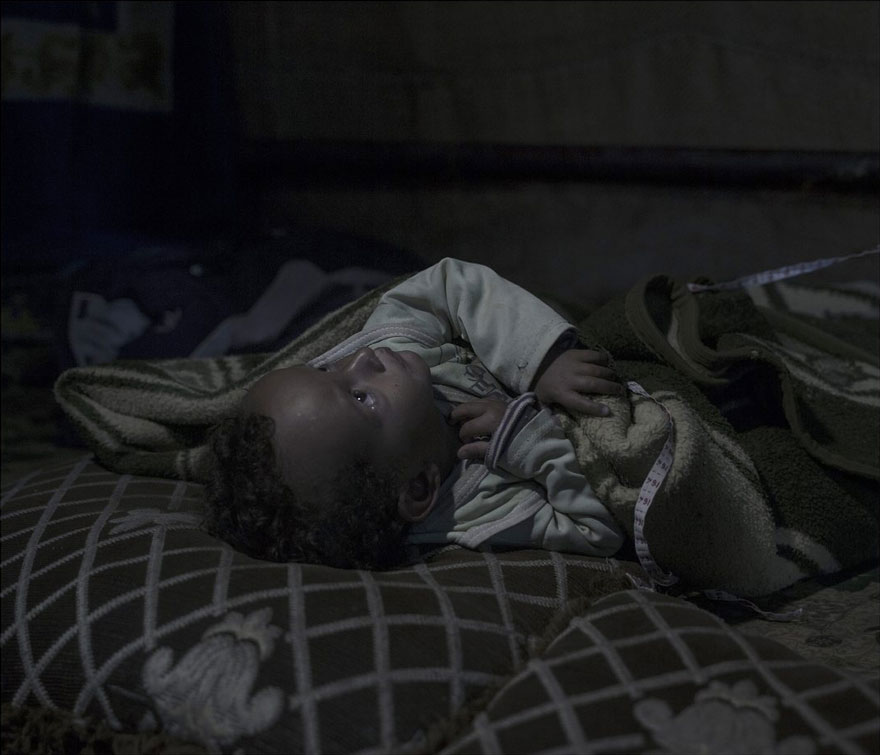 contioutra.com - Fotógrafo revela onde crianças sírias refugiadas dormem