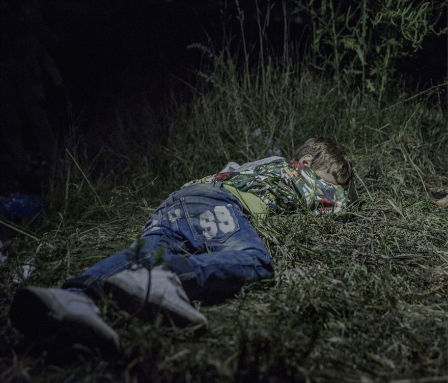contioutra.com - Fotógrafo revela onde crianças sírias refugiadas dormem