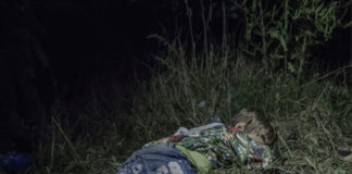 Fotógrafo revela onde crianças sírias refugiadas dormem