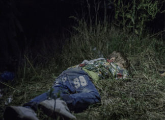 Fotógrafo revela onde crianças sírias refugiadas dormem