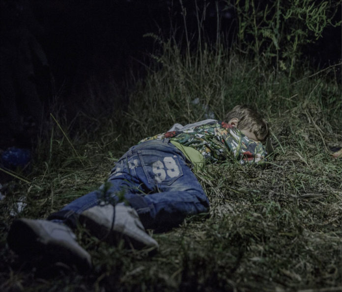 Fotógrafo revela onde crianças sírias refugiadas dormem