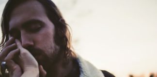 Se alguém não deu valor a você, não mendigue nem atenção nem amor