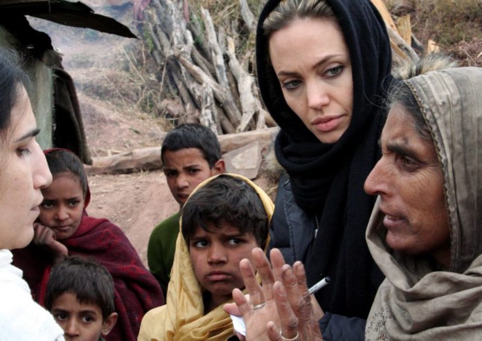 naom_56e916b75c83a Dinheiro não corrompe ninguém. Só piora quem é ruim e melhora quem é bom.