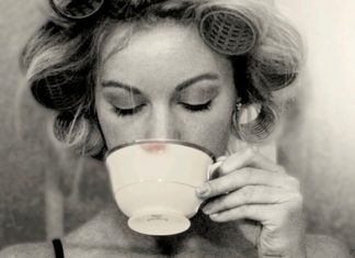 O amor te espera atrás de uma xícara de café