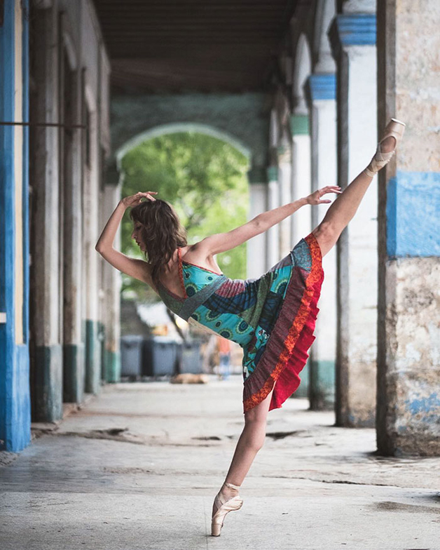 contioutra.com - Fotógrafo capta imagens esplêndidas de bailarinos nas ruas de Cuba