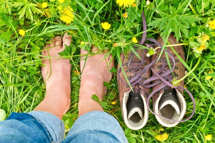 Os benefícios de andar descalço 5 minutos todos os dias