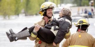 Bombeiro pega idosa nos braços durante resgate e a reação dela não podia ser mais hilária