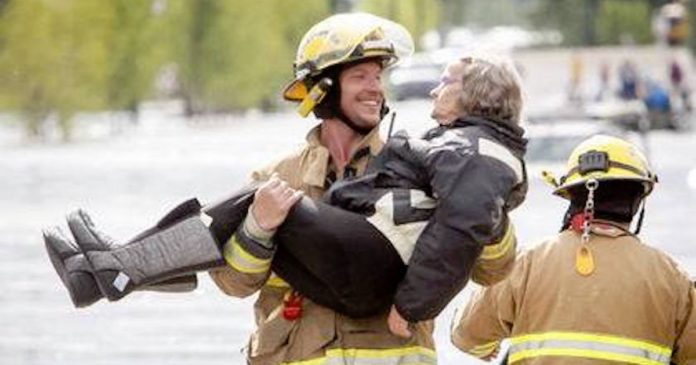 Bombeiro pega idosa nos braços durante resgate e a reação dela não podia ser mais hilária