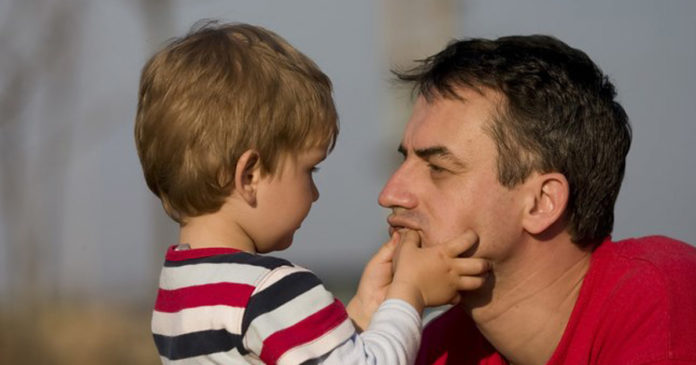 MENINO COM PAI Ter um filho é a melhor maneira de fazer o amor durar para sempre.