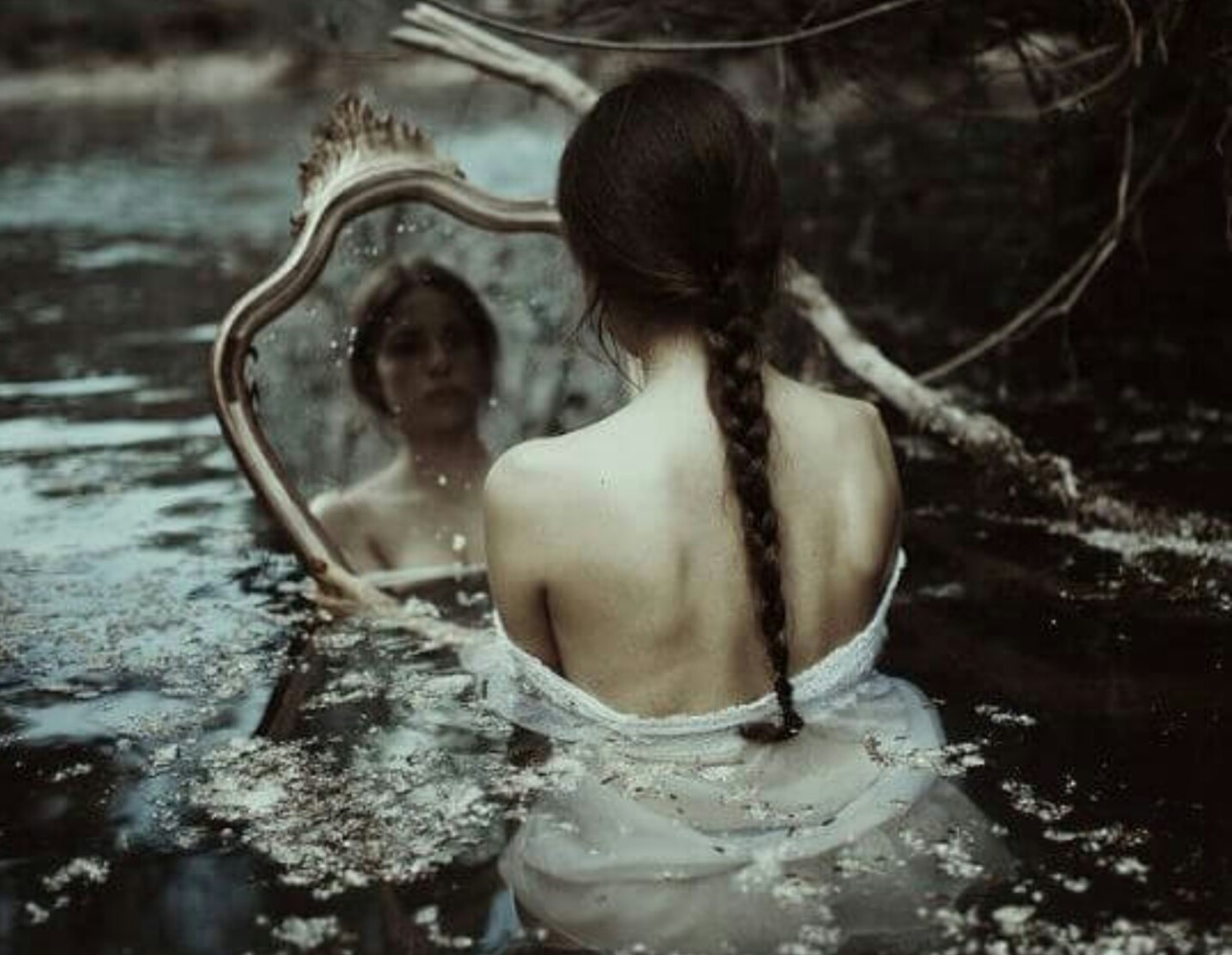 Душа ее отражение. Алессио Альби. Отражение девушки в воде. Фотосессия с зеркалом. Фотосессия в воде.