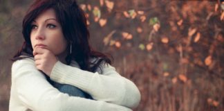 À moça de olhos tristes