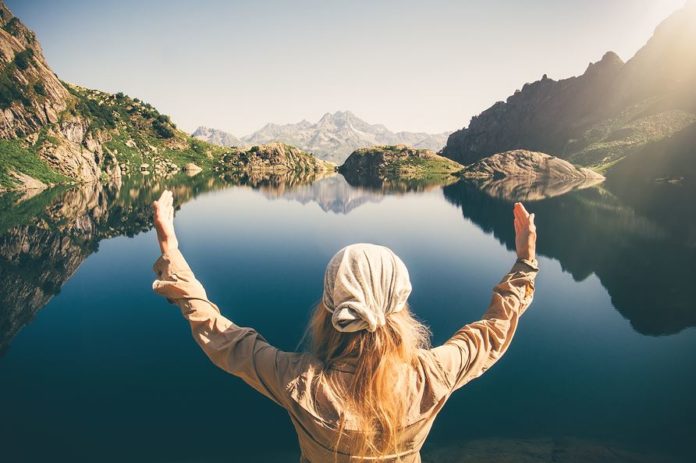 ALONE Meu caso de amor é comigo mesmo. Mas de quando em vez eu pulo a cerca.