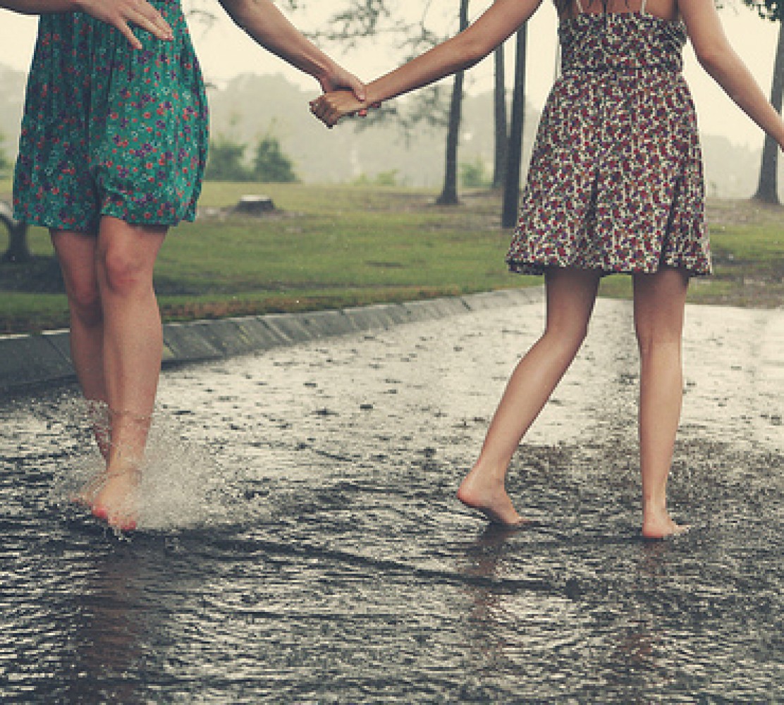 И ты словно мокрая курица. Девушка под дождем. Босиком под дождем. Девушка босиком. Гулять под дождем.