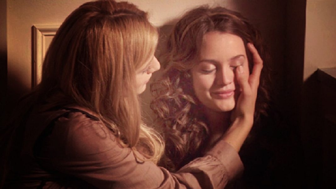 Сестры решили попробовать. Сестры решили попробовать. Сёстры смеются над младшей. Ссора с сестрой. Подруги ссорятся.