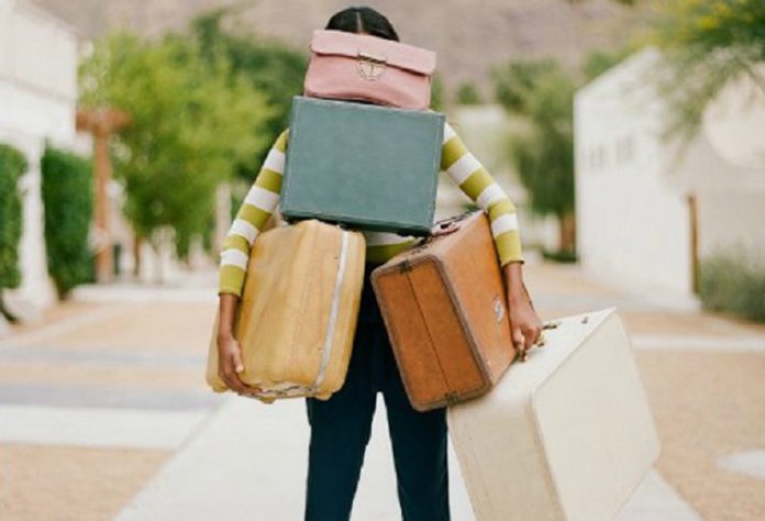 Tem gente que se orgulha de ter visto o mundo inteiro mas nunca olhou na cara do vizinho.