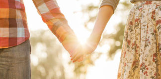 Ninguém pode sofrer por nós. Mas pode segurar a nossa mão enquanto sofremos.