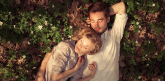 Com o tempo aprendemos a amar mais, mas amamos menos pessoas Com o tempo aprendemos a amar mais, mas amamos menos pessoas