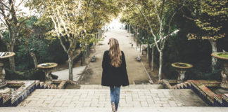 Aprendi a amar o som dos meus passos quando me afasto de tudo que me faz mal Aprendi a amar o som dos meus passos quando me afasto de tudo que me faz mal