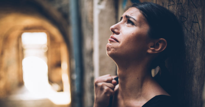 shutterstock_529171864 Não me peça pra ser forte quando eu estiver chorando