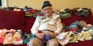 Aos 86 anos, senhor usa tempo livre tricotando gorrinhos para bebês prematuros de UTI