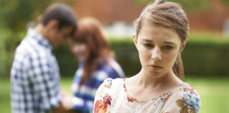 Enquanto você dá inúmeras chances à mesma pessoa, tem alguém querendo só uma chance pra te fazer feliz Enquanto você dá inúmeras chances à mesma pessoa, tem alguém querendo só uma chance pra te fazer feliz