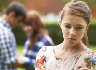 Enquanto você dá inúmeras chances à mesma pessoa, tem alguém querendo só uma chance pra te fazer feliz