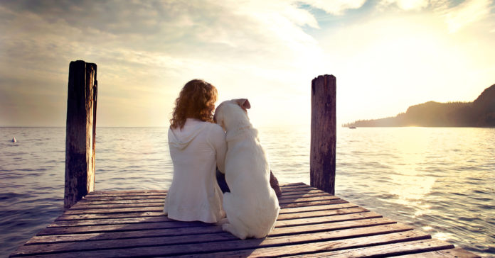 shutterstock_421660141 Lugar de mágoa é nos cotovelos. No coração a gente sente amor.