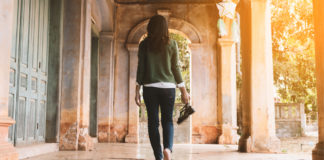 Um pé na bunda pode te levar mais longe do que um tapinha nas costas Um pé na bunda pode te levar mais longe do que um tapinha nas costas