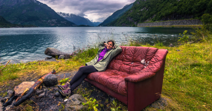 Quando a solidão aperta, quem tem lembrança boa não passa apertado