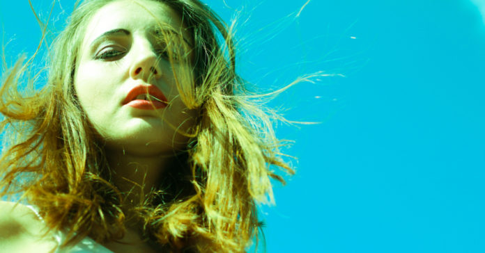 shutterstock_558100819 Existir é pouco. Viver é a arte de resistir.