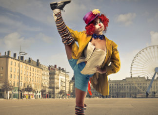 O tempo coloca cada rei no seu trono e cada palhaço no seu circo