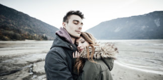 Deixamos o abraço para depois, o beijo para depois, sem saber que o depois pode não chegar para nós.