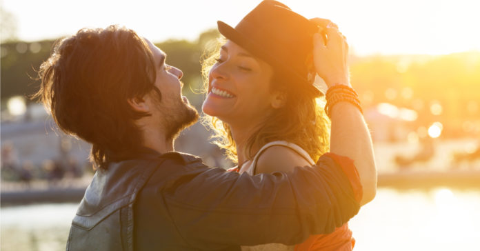 shutterstock_525492073 Para ser o amor do seu amor, primeiro seja amigo