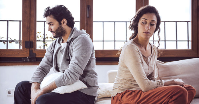 shutterstock_255507859 Pega leve. Amor nenhum sobrevive a gente chata!