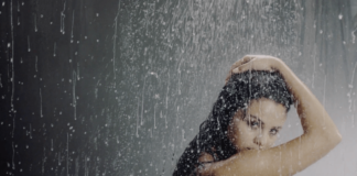 A vida é igual a tomar um banho quente, com aquela gotinha gelada pingando de vez em quando A vida é igual a tomar um banho quente, com aquela gotinha gelada pingando de vez em quando