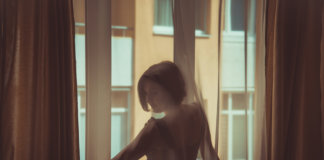 Tem gente que faz um bem danado as nossas vidas, ficando fora dela Tem gente que faz um bem danado as nossas vidas, ficando fora dela