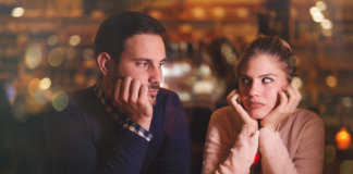 Pessoas desnecessárias causam dores desnecessárias Pessoas desnecessárias causam dores desnecessárias