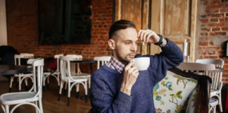 A arte de não falar nada, só observar
