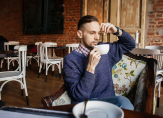 A arte de não falar nada, só observar