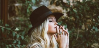 Me faz um favor? Me pensa com amor