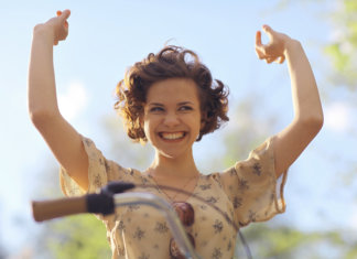 Eu já não miro as estrelas. Meu alvo na vida está ali na esquina.