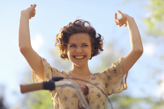 Eu já não miro as estrelas. Meu alvo na vida está ali na esquina.